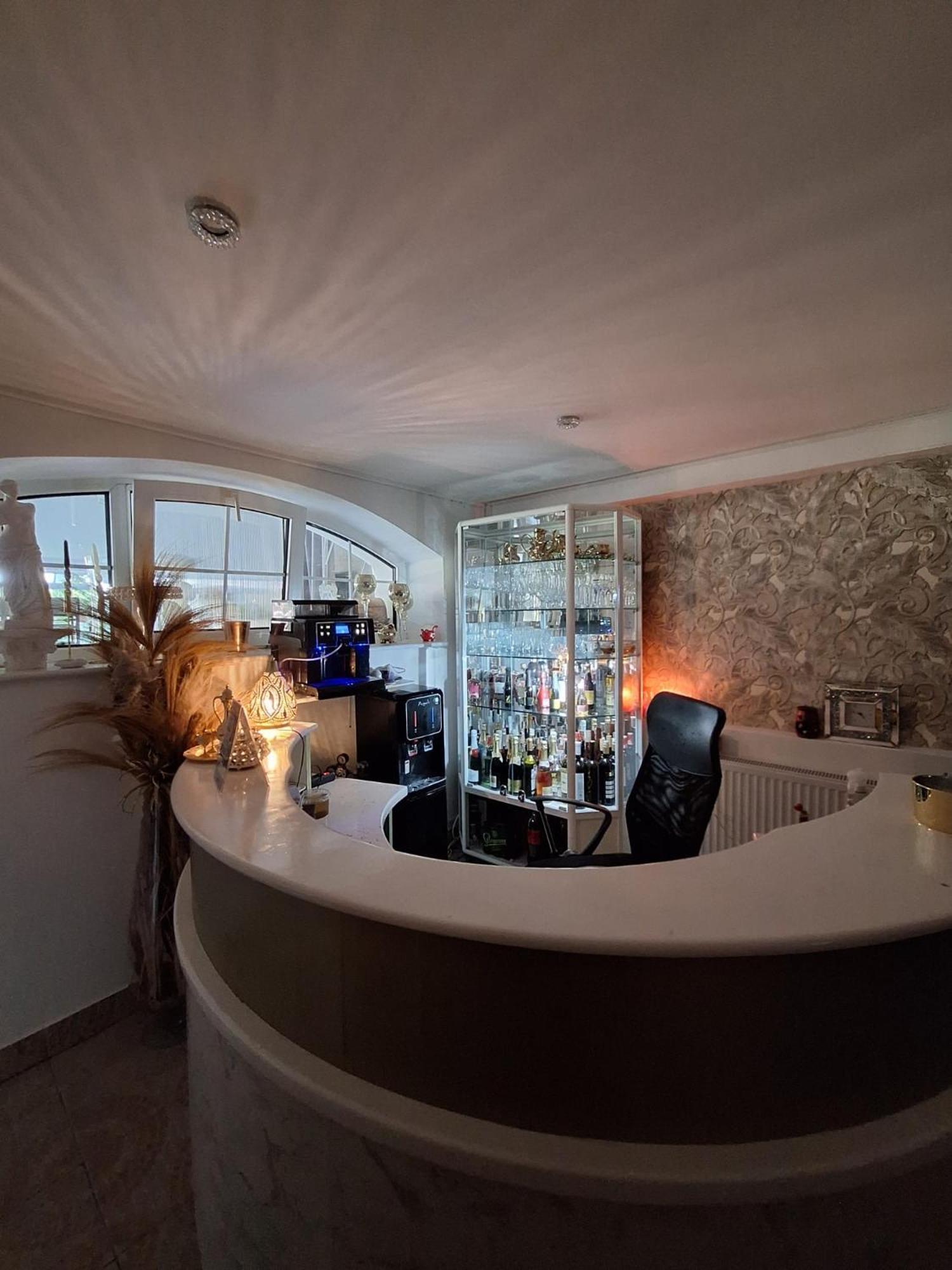 Meduza Wellness Spa S Ubytovanim Hlohovec Exteriör bild